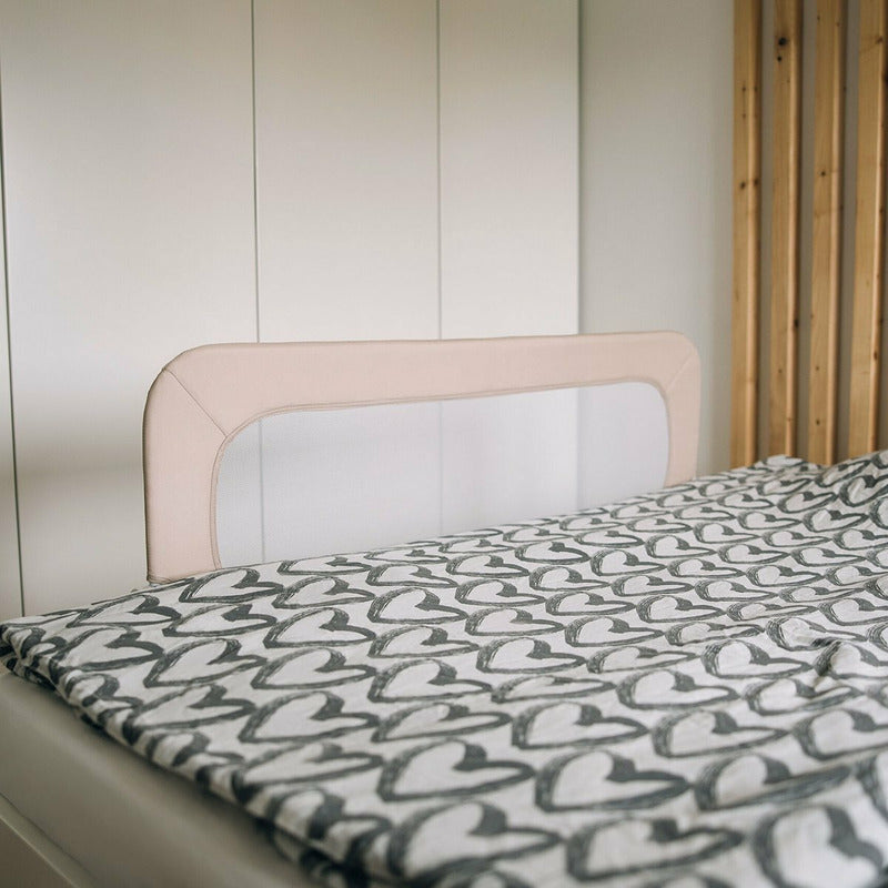 Protectie laterala pat, FreeON, Pentru bebe, Rabatabila, Instalare usoara, Dimensiune 135 x 57 cm, Little Dots, Conform cu standardul european BS7972:2001+A12009, Beige - gogobaby.ro