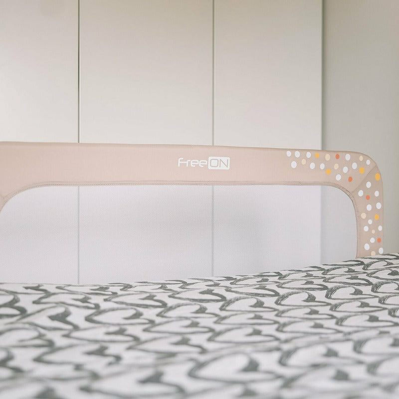 Protectie laterala pat, FreeON, Pentru bebe, Rabatabila, Instalare usoara, Dimensiune 135 x 57 cm, Little Dots, Conform cu standardul european BS7972:2001+A12009, Beige - gogobaby.ro