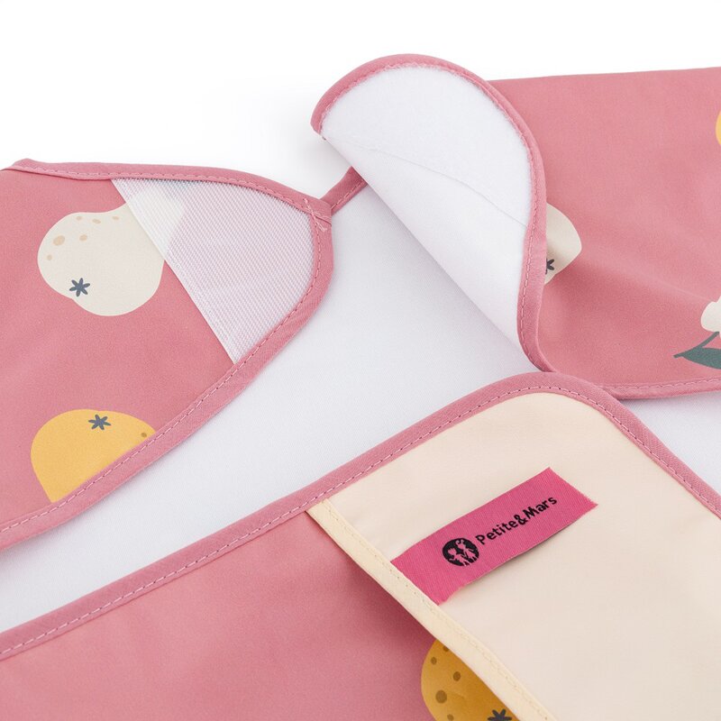 Baveta impermeabila, Petite&Mars, Cu maneci lungi, Usor de curatat, inchidere prin velcro, Dimensiune 38x42 cm, 24 luni+, Pink Pears - gogobaby.ro