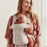 BabyBjorn - Marsupiu anatomic Mini, cu pozitii multiple de purtare, Light Beige, 3D Jersey