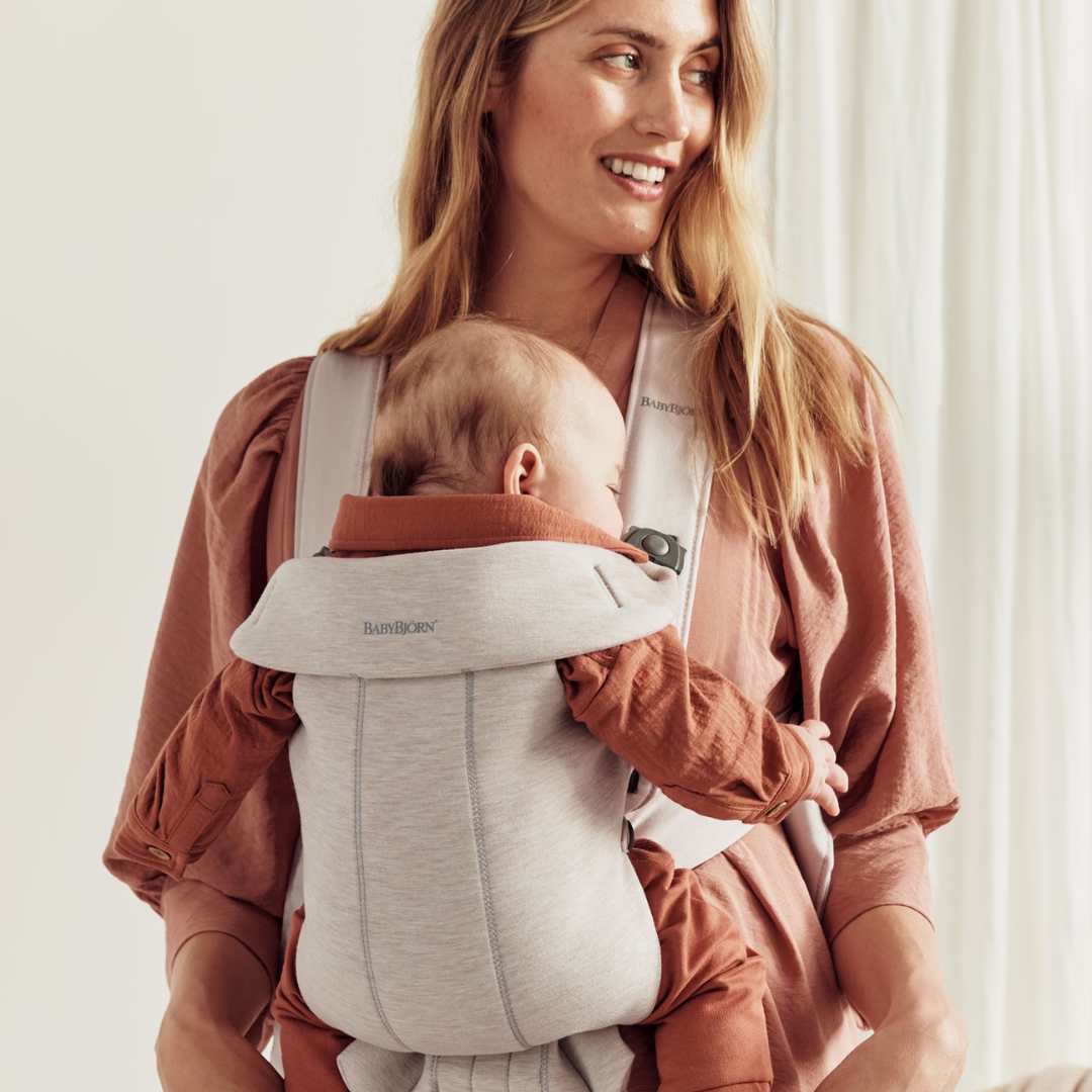 BabyBjorn - Marsupiu anatomic Mini, cu pozitii multiple de purtare, Light Beige, 3D Jersey