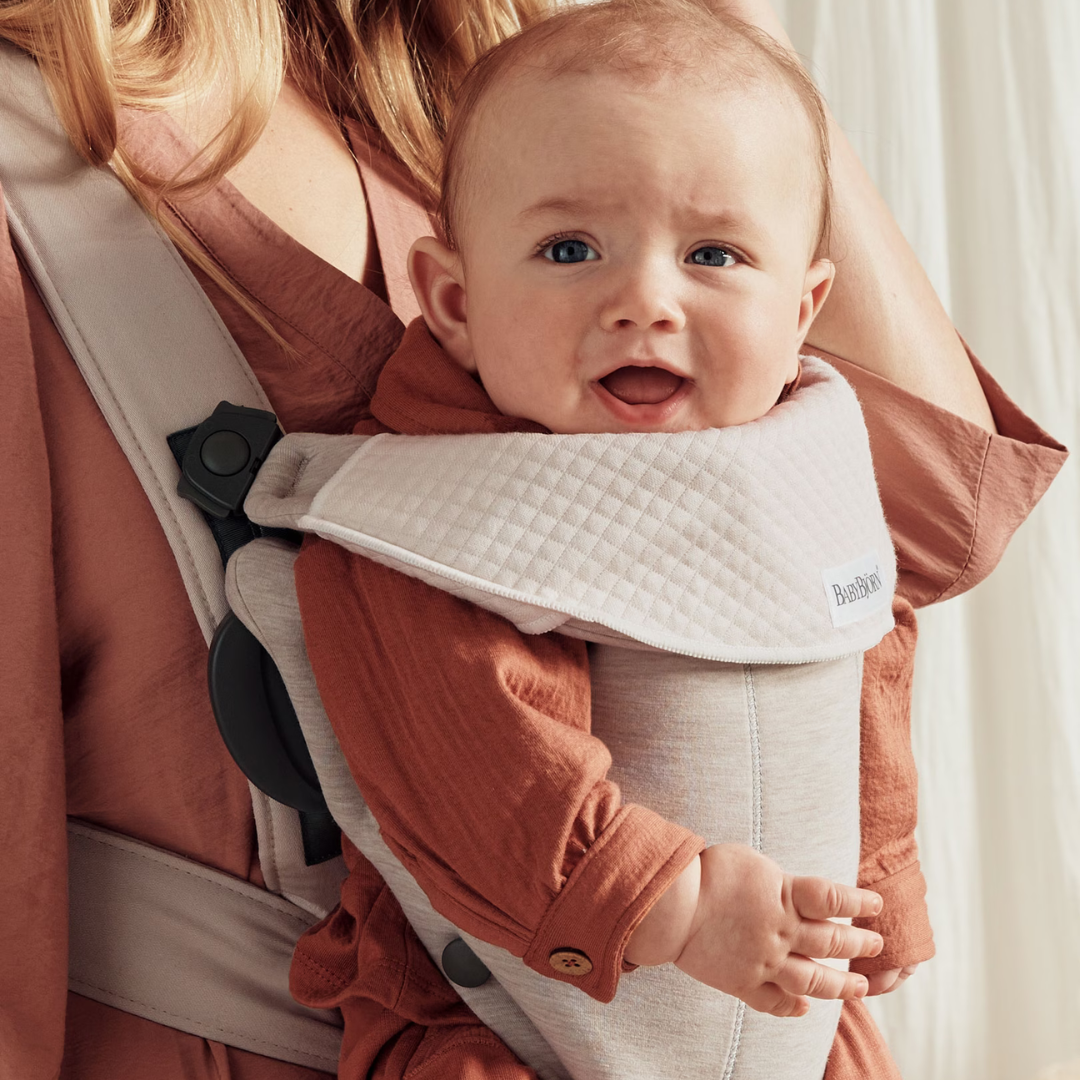 BabyBjorn - Marsupiu anatomic Mini, cu pozitii multiple de purtare, Light Beige, 3D Jersey
