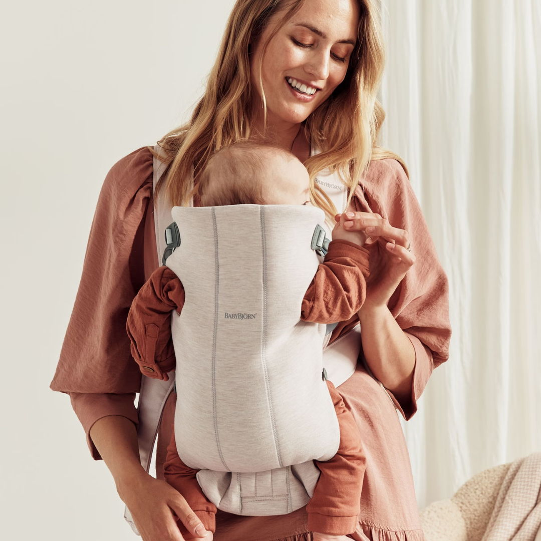 BabyBjorn - Marsupiu anatomic Mini, cu pozitii multiple de purtare, Light Beige, 3D Jersey