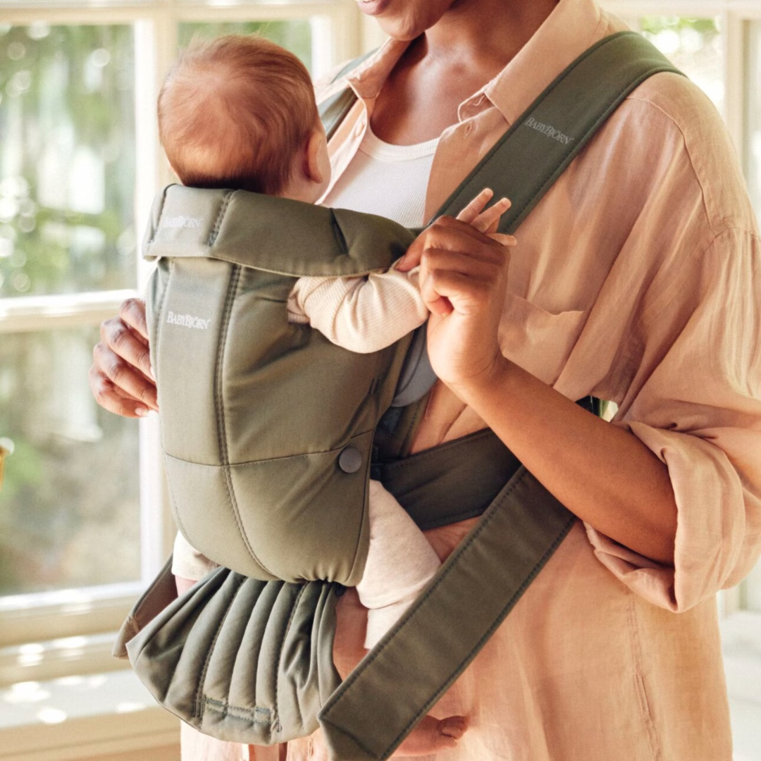 BabyBjorn - Marsupiu anatomic Mini, cu pozitii multiple de purtare, Dark Green, Tesatura