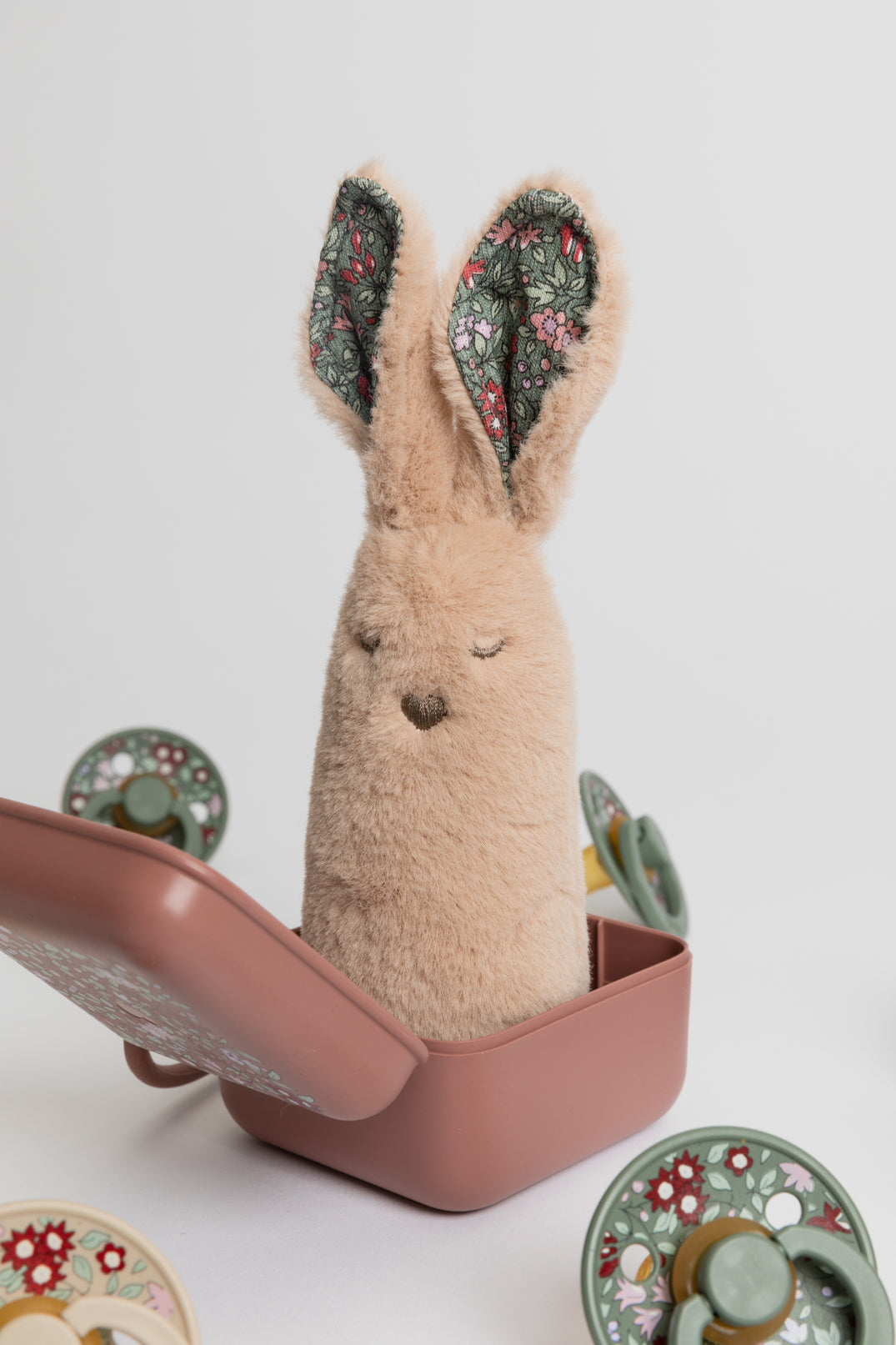 BIBS X Liberty Bundle - Set cutie cadou cu bavetica, cutie de suzeta, clip suzeta si jucarie multisenzoriala - gogobaby.ro
