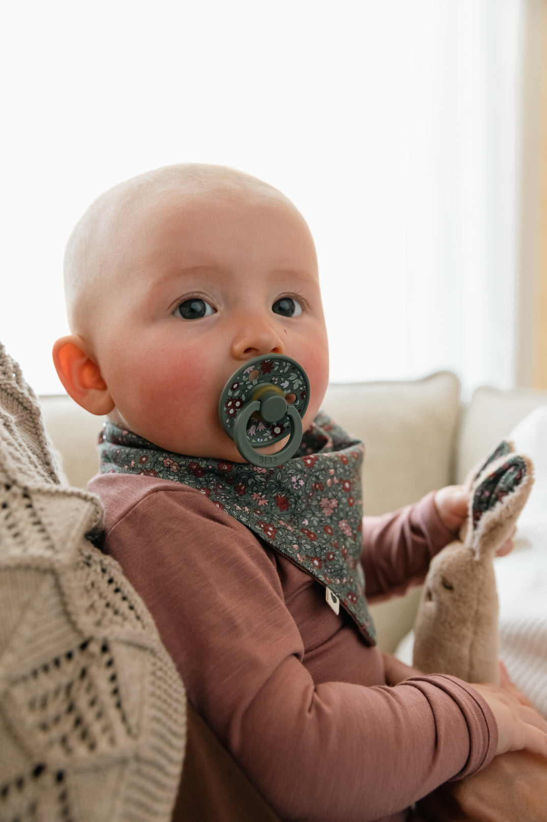 BIBS X Liberty Bundle - Set cutie cadou cu bavetica, cutie de suzeta, clip suzeta si jucarie multisenzoriala - gogobaby.ro