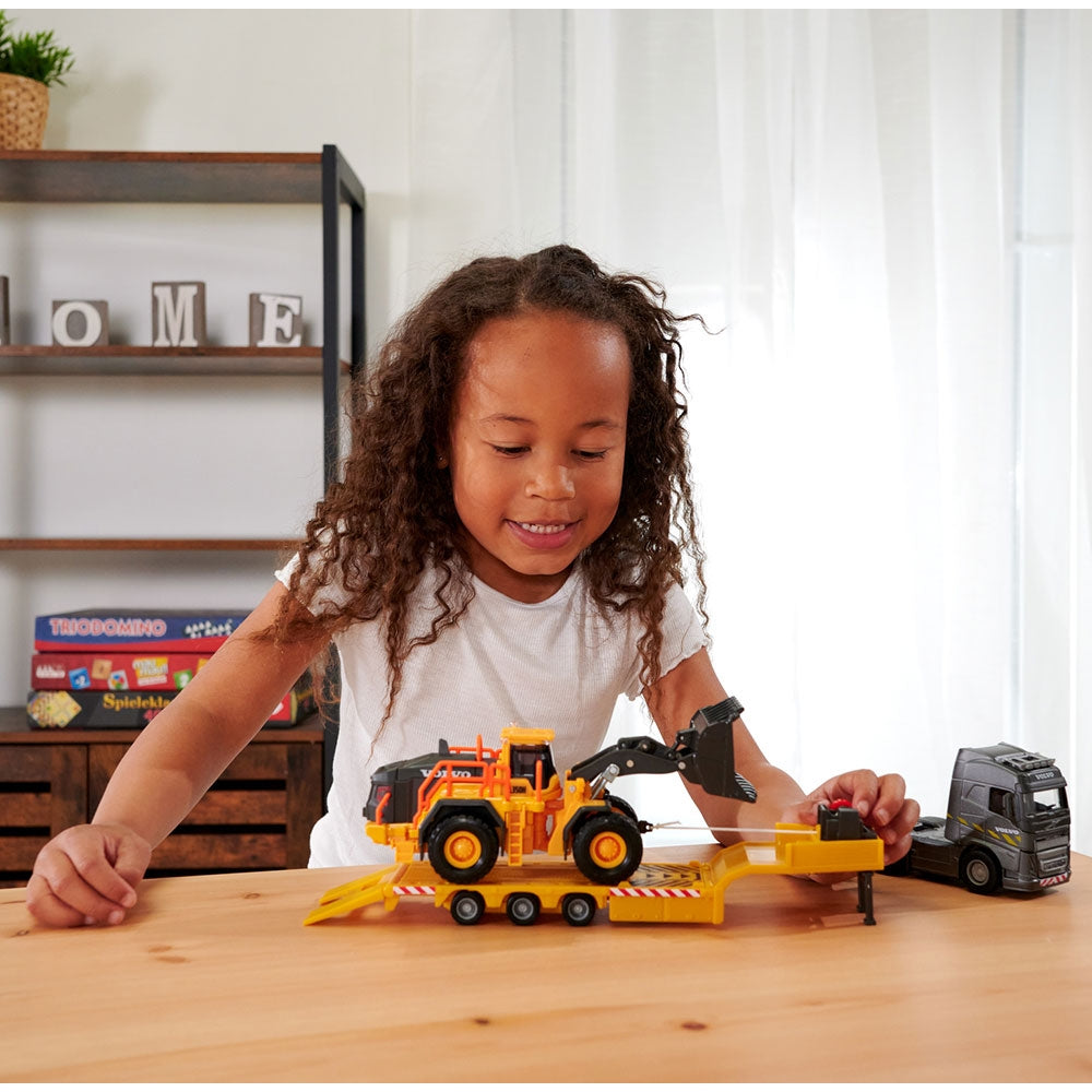 Camion Majorette Volvo cu remorca si buldozer - gogobaby.ro