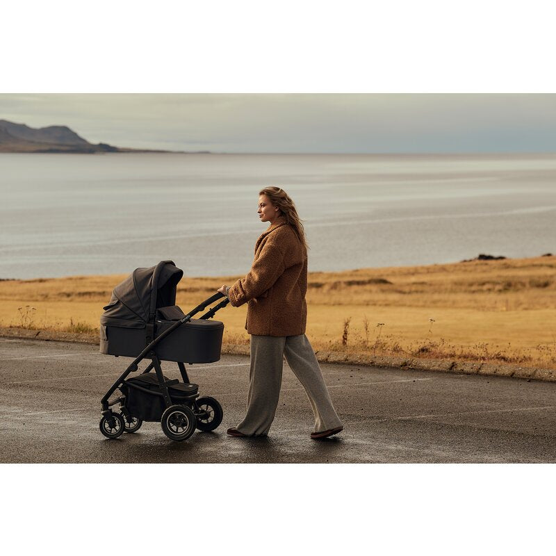 Carucior 2 in 1, Lionelo, Amber Plus, Cadru aluminiu, Cu landou intarit si salteluta moale, Reversibil, Maner ajustabil, Cu accesorii, Cu ventilatie panoramica 3D, Pana la 22 kg, EN1888-1, EN1888-2, EN1466, Gri inchis