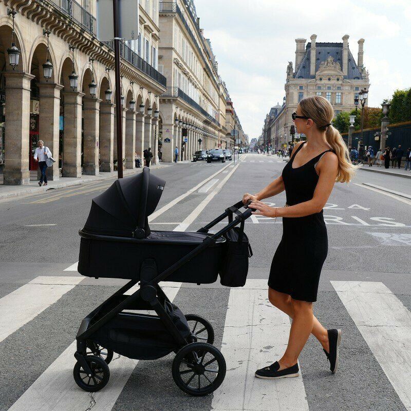 Carucior 2 in 1, Lionelo, Layla, Pana la 22 kg, Cadru aluminiu, Cu landou intarit si salteluta din spuma AirDots, Reversibil, Cu ventilatie 3D, Cu accesorii, EN1888-1, EN1888-2, EN1466, Negru - gogobaby.ro