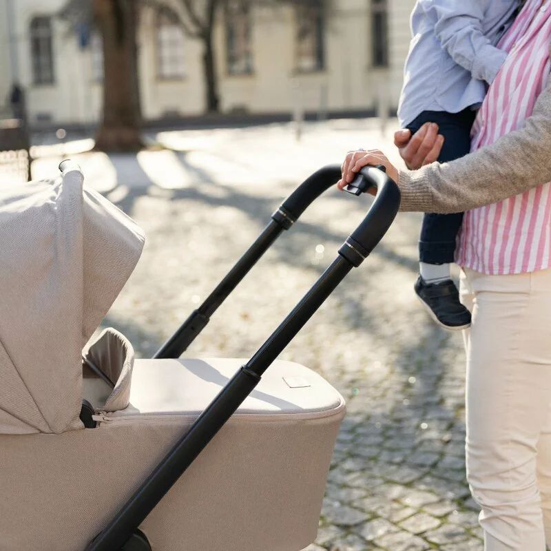 Carucior 2 in 1, Petite&Mars, Scout, Cu landou pliabil, Reversibil, Spatar si suport de picioare reglabile in 3 pozitii, Maner ajustabil, Cu accesorii, Pana la 22 kg, 0 luni+, Crem Cappuccino - gogobaby.ro