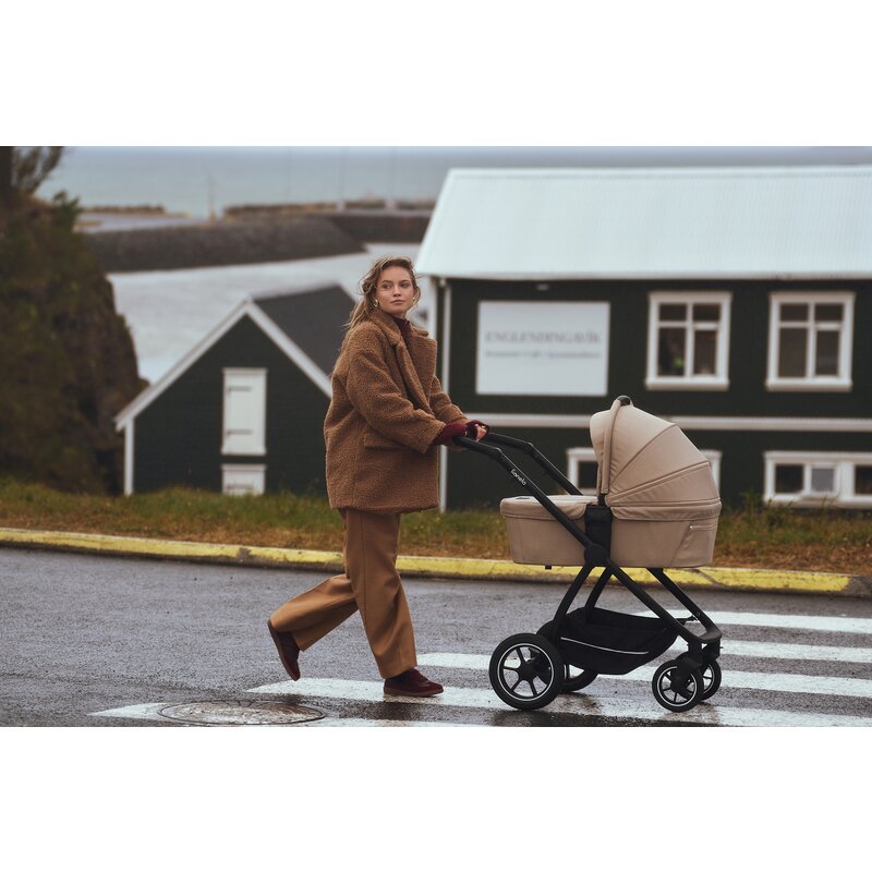 Carucior 3 in 1, Lionelo, Meril, Cu landou de dimensiune XL, Reversibil, Cu scoica auto testata ADAC, Cu accesorii, Pana la 22 kg, Conform cu EN1888-1 EN1888-2, EN1466, Negru