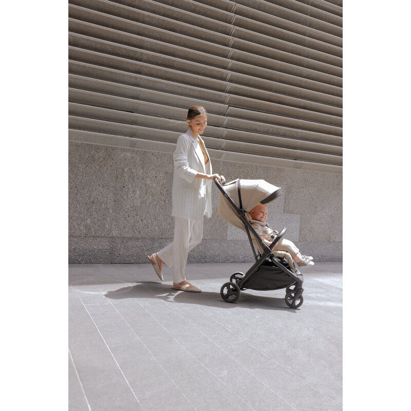 Carucior sport, Jane, Clap, Sistem compact de pliere care permite transportul caruciorului la bordul aeronavei, Cadru din aluminium, De la nastere pana la 26Kg, Conform cu standardul european EN 1888-2:2018+A1:2023, Desert - gogobaby.ro