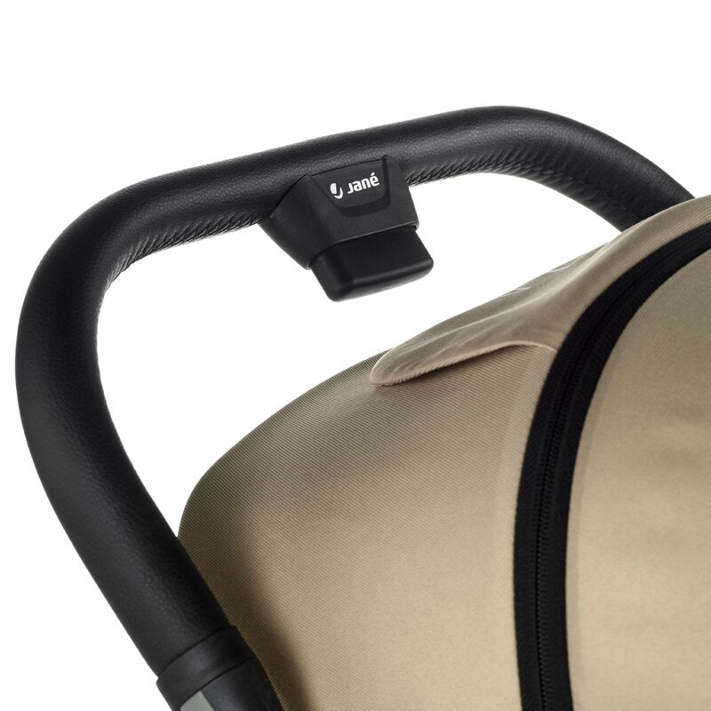 Carucior sport, Jane, Clap, Sistem compact de pliere care permite transportul caruciorului la bordul aeronavei, Cadru din aluminium, De la nastere pana la 26Kg, Conform cu standardul european EN 1888-2:2018+A1:2023, Desert - gogobaby.ro