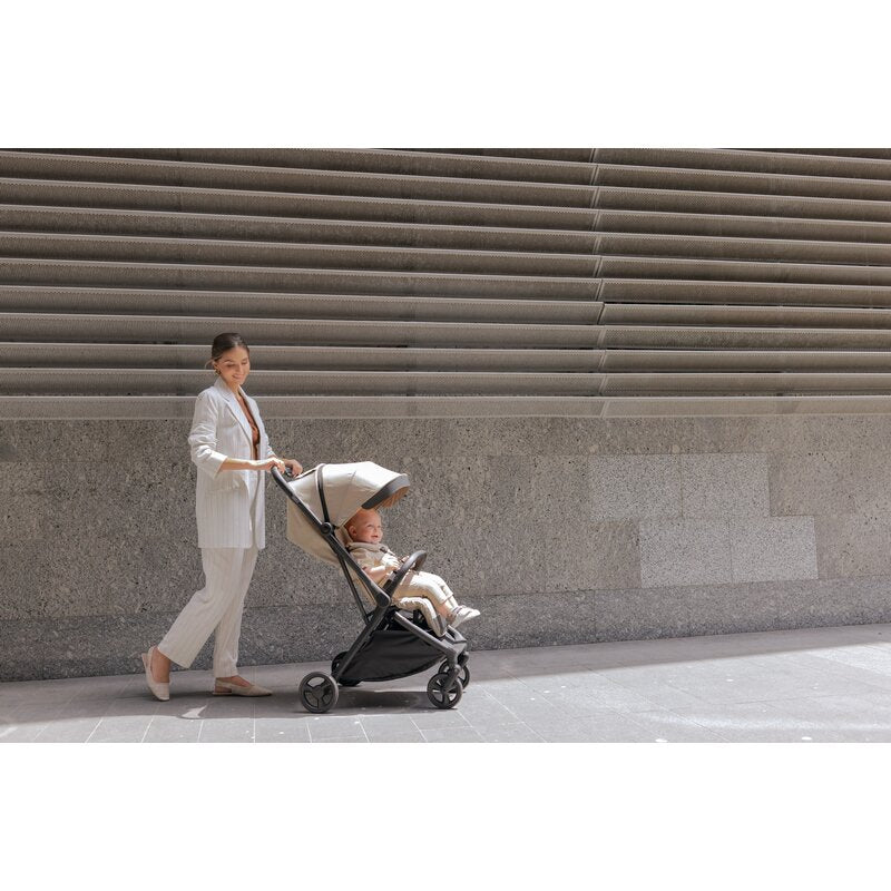 Carucior sport, Jane, Clap, Sistem compact de pliere care permite transportul caruciorului la bordul aeronavei, Cadru din aluminium, De la nastere pana la 26Kg, Conform cu standardul european EN 1888-2:2018+A1:2023, Desert - gogobaby.ro