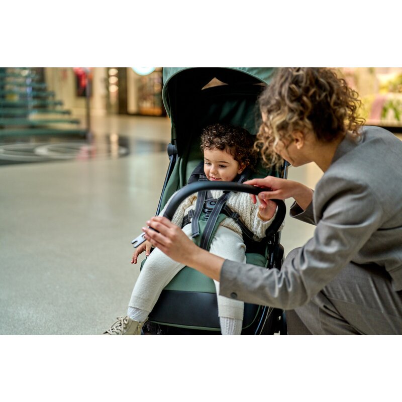 Carucior sport, Lionelo, Bess, Sustine 22 kg, 6 luni+, Capotina impermeabila si protectie SPF 50+, Include suport sticla, Pliere cu o singura mana, Maner pentru transport, Bej