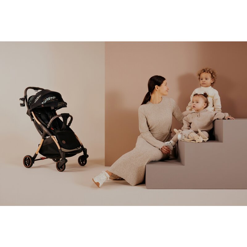 Carucior sport, Lionelo, Julie One, Editie limitata Golden Moments, De la nastere, Greutate redusa, Cu accesorii, Cadru din aluminiu, 0-22 kg, Pliere compacta pentru avion, Conform cu standardele europene de securitate EN1888-1 si EN1888-2, Negru