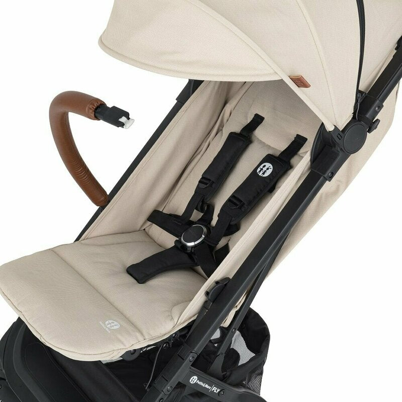 Carucior sport, Petite&Mars, Fly, Pliere compacta, Spatar reglabil pana la pozitie de somn, Suport picioare reglabil, Copertina extensibila cu protectie UPF40+, Suport pahar inclus, Pana la 22 kg, 0 luni+, Bej