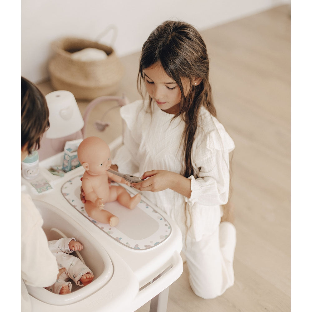 Centru de ingrijire pentru papusi Smoby Baby Nurse Doll`s Play Center maro cu 23 accesorii - gogobaby.ro
