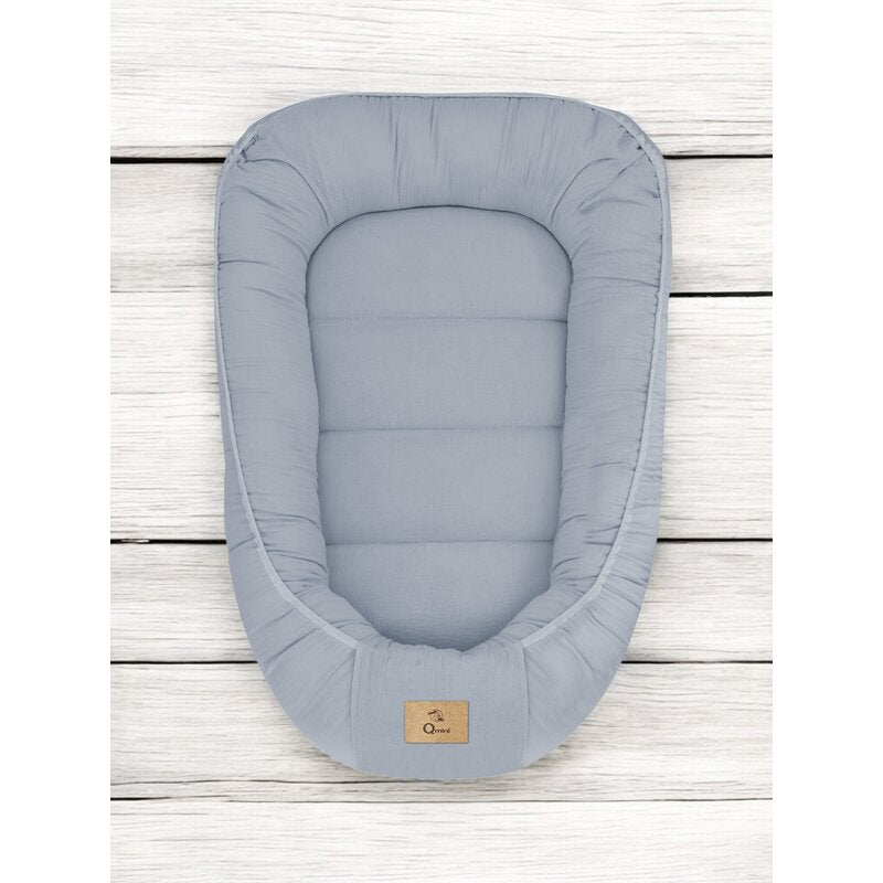 Cosulet bebelus, Qmini, Pentru dormit, Baby Nest 55 x 75 cm, Husa 100% muselina dubla, Material certificat Oeko Tex Standard 100, Jeans