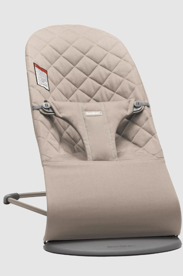BabyBjorn - Balansoar Bliss Sand Grey din tesatura matlasata cu aspect Clasic, cu bara de jucarii inclusa