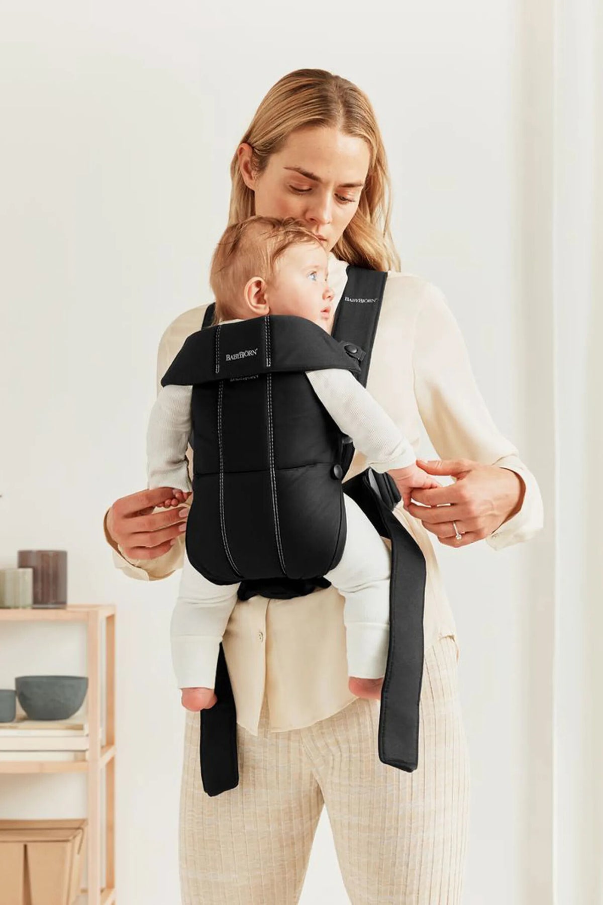 BabyBjorn - Marsupiu anatomic Mini, cu pozitii multiple de purtare, Black, Tesatura-Tricot