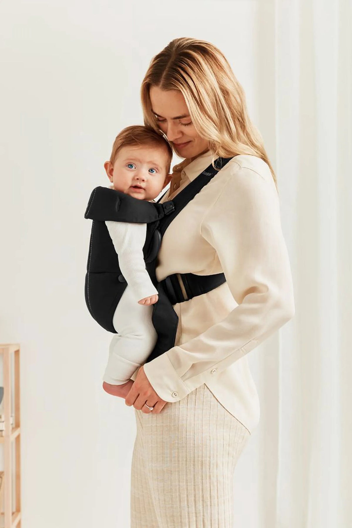 BabyBjorn - Marsupiu anatomic Mini, cu pozitii multiple de purtare, Black, Tesatura-Tricot