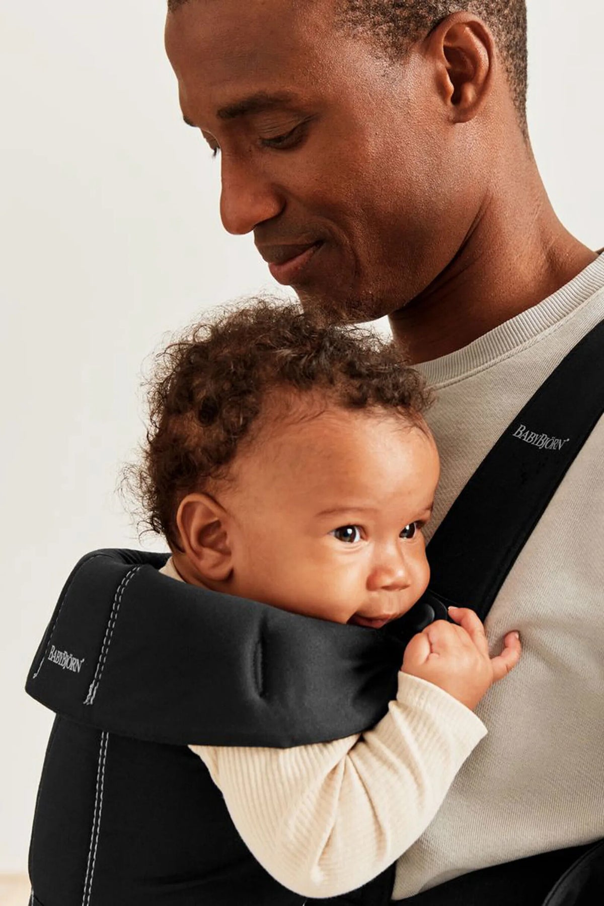 BabyBjorn - Marsupiu anatomic Mini, cu pozitii multiple de purtare, Black, Tesatura-Tricot