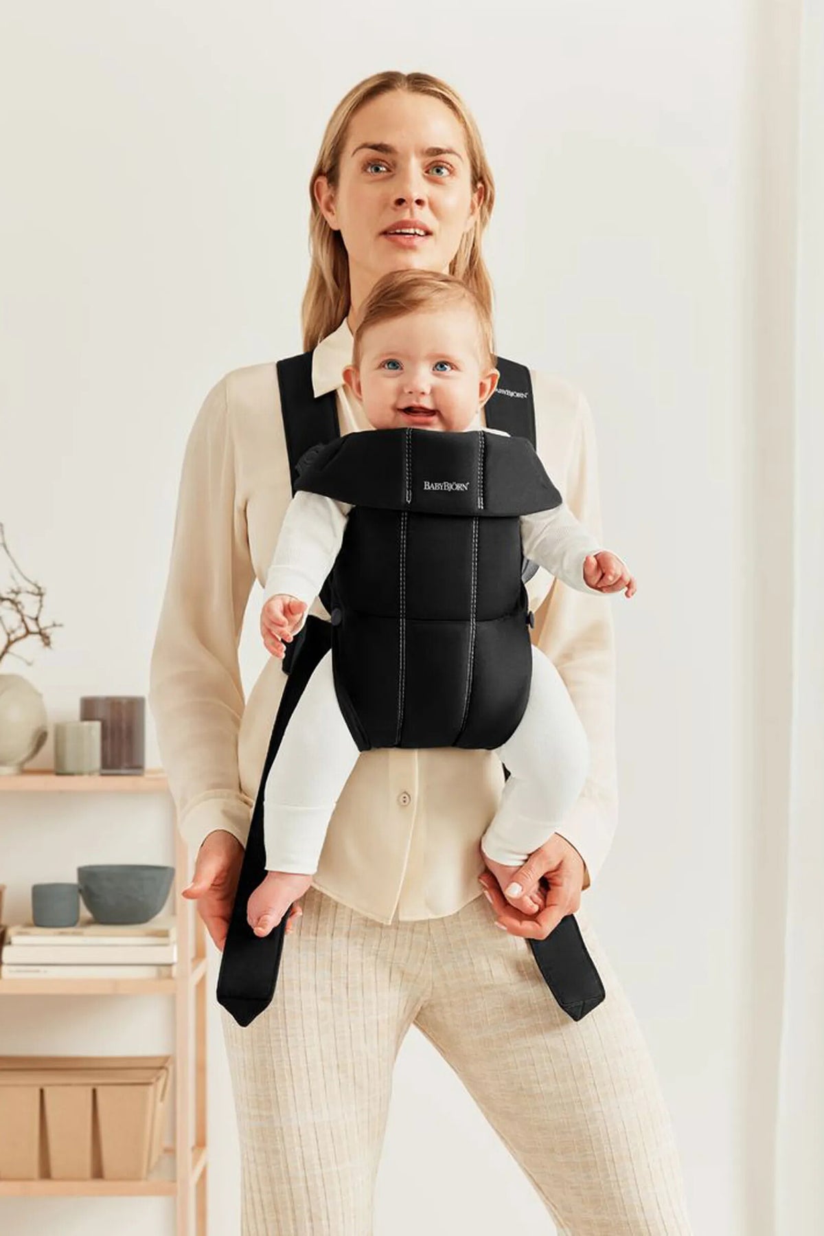 BabyBjorn - Marsupiu anatomic Mini, cu pozitii multiple de purtare, Black, Tesatura-Tricot