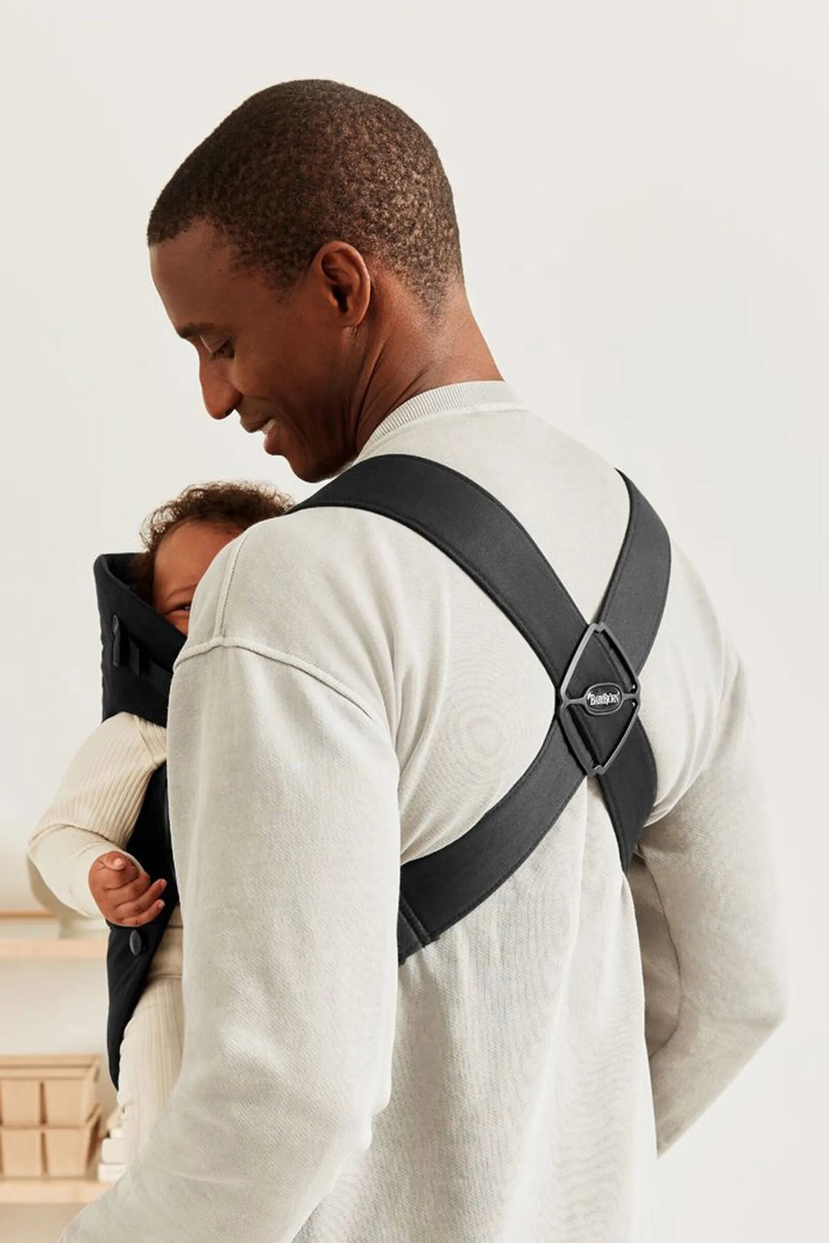 BabyBjorn - Marsupiu anatomic Mini, cu pozitii multiple de purtare, Black, Tesatura-Tricot