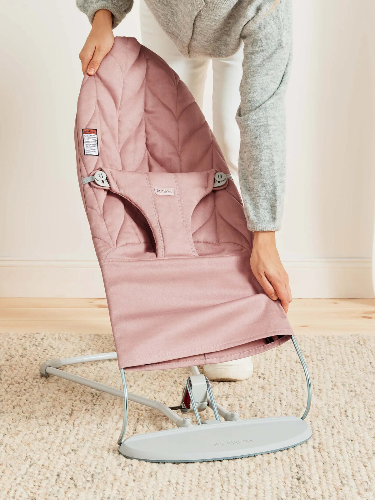 BabyBjorn - Balansoar Bliss Dusty Pink cu aspect delicat de petala, tesatura matlasata