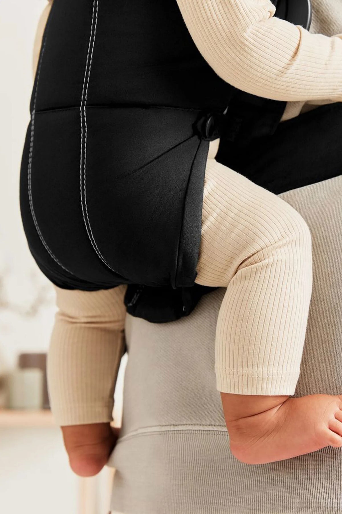 BabyBjorn - Marsupiu anatomic Mini, cu pozitii multiple de purtare, Black, Tesatura-Tricot
