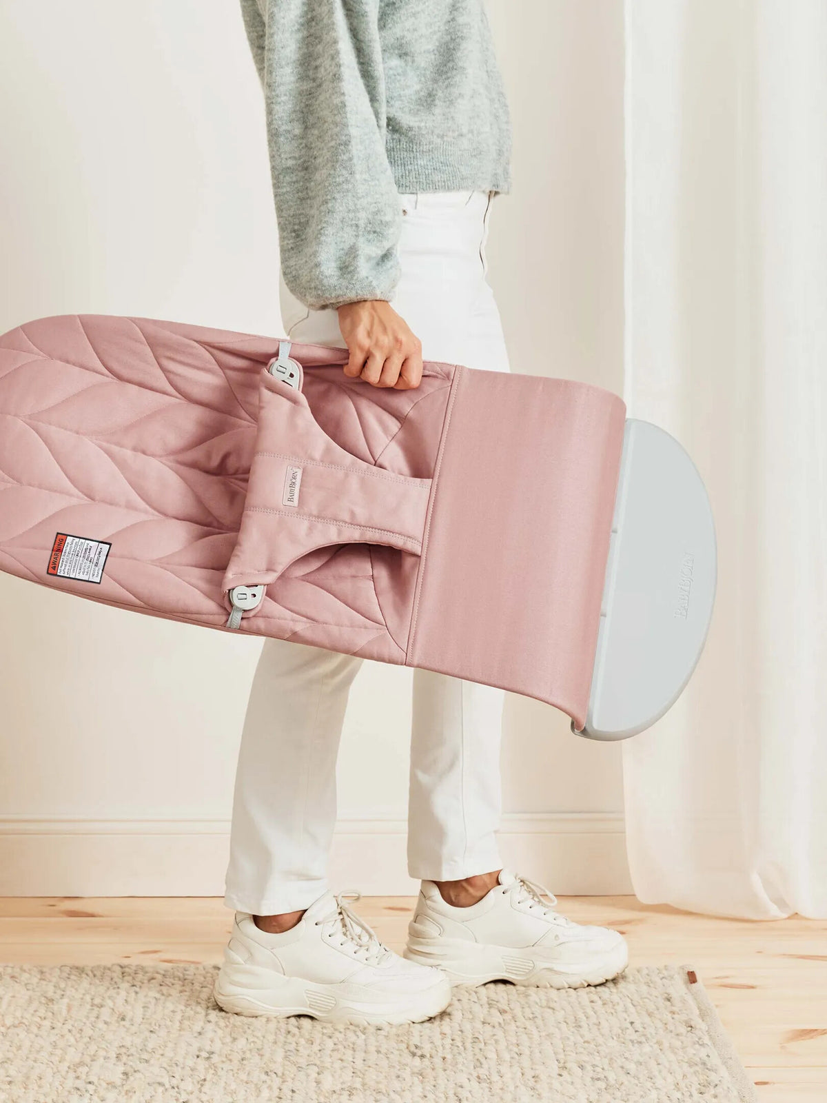 BabyBjorn - Balansoar Bliss Dusty Pink cu aspect delicat de petala, tesatura matlasata