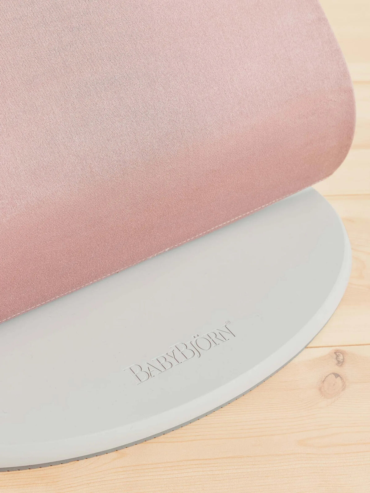 BabyBjorn - Balansoar Bliss Dusty Pink cu aspect delicat de petala, tesatura matlasata