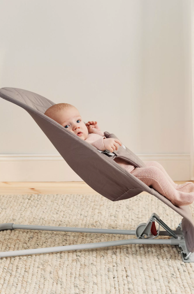 BabyBjorn - Balansoar Bliss Sand Grey din tesatura matlasata cu aspect Clasic, cu bara de jucarii inclusa