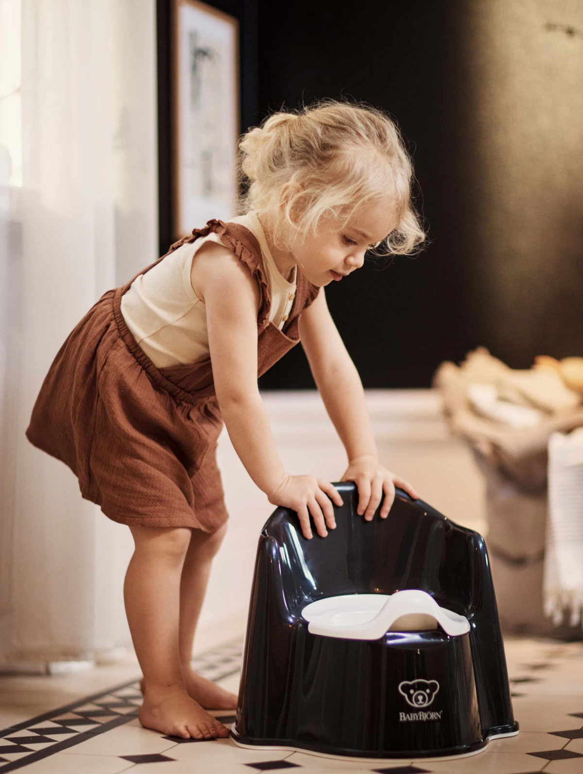 BabyBjorn - Olita cu protectie spate Potty Chair Black/White