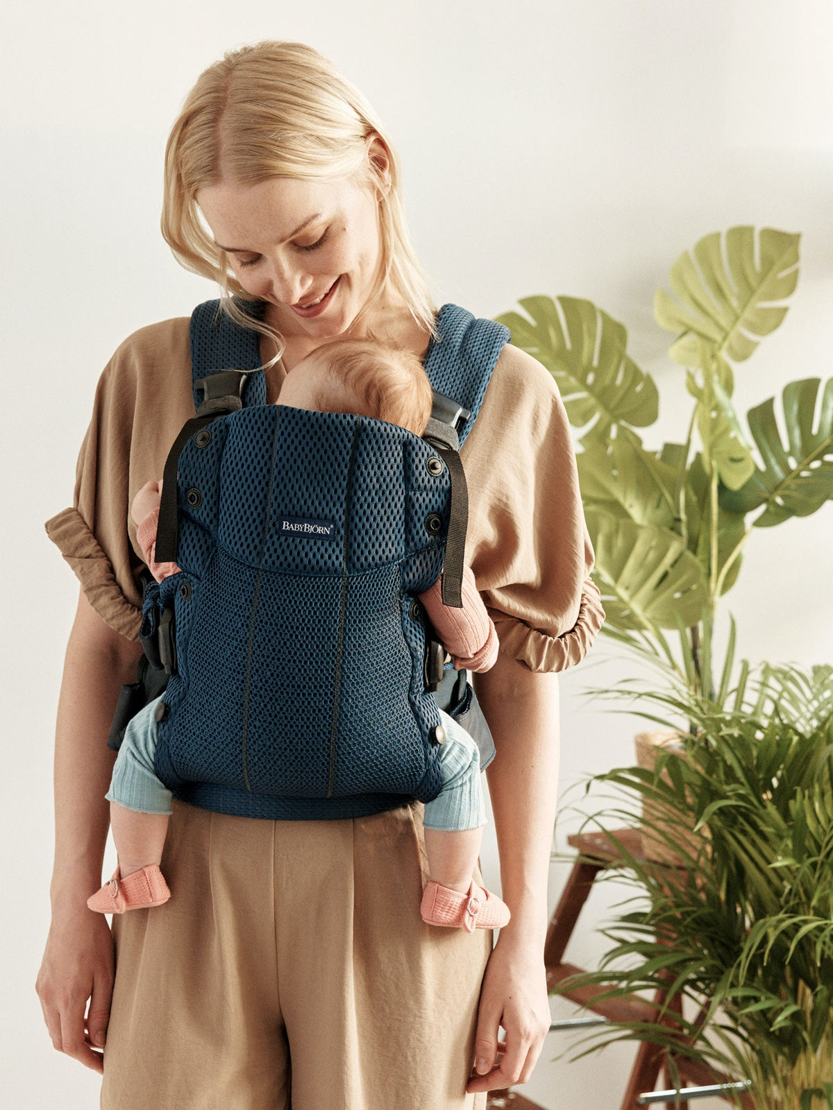 BabyBjorn - Marsupiu anatomic cu multiple pozitii de purtare colectia Harmony, 3D Mesh, Navy Blue - Editie Limitata