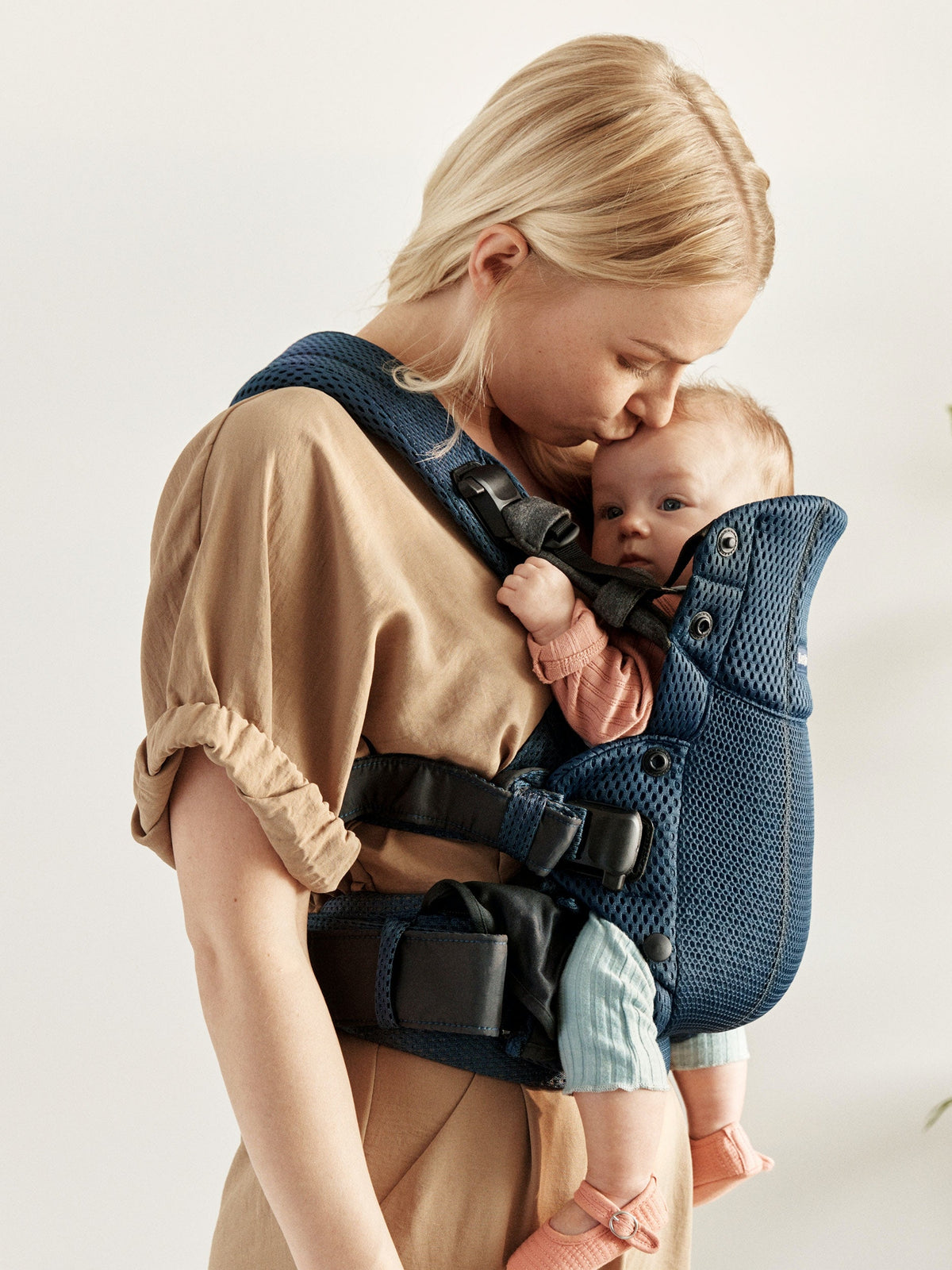 BabyBjorn - Marsupiu anatomic cu multiple pozitii de purtare colectia Harmony, 3D Mesh, Navy Blue - Editie Limitata