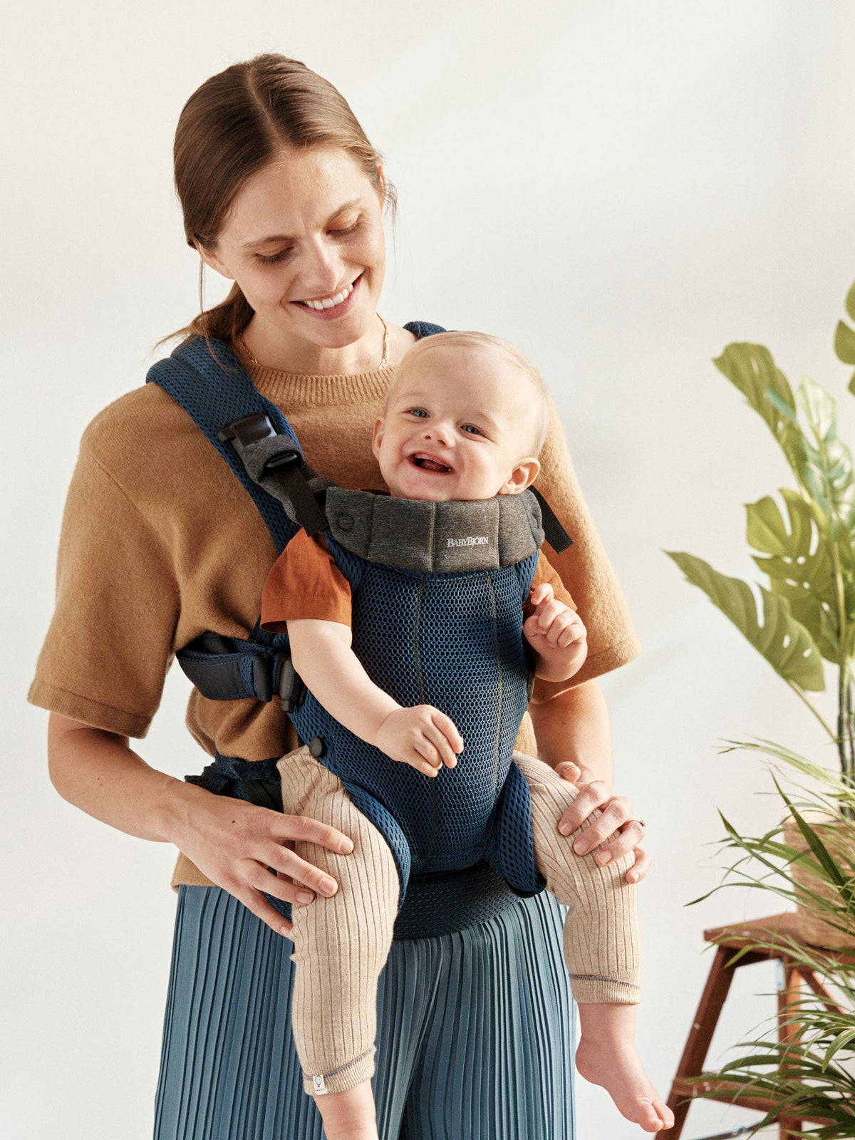 BabyBjorn - Marsupiu anatomic cu multiple pozitii de purtare colectia Harmony, 3D Mesh, Navy Blue - Editie Limitata