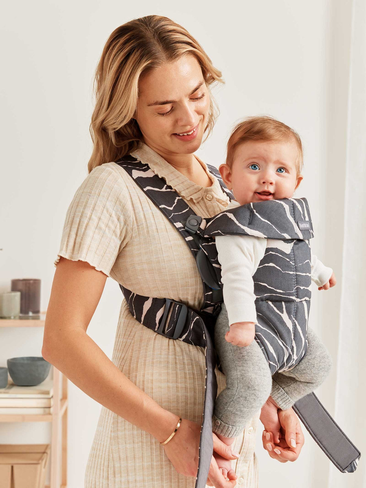 BabyBjorn - Marsupiu anatomic Mini, cu multiple pozitii de purtare, Anthracite/Landscape, Bumbac, Editie Limitata - gogobaby.ro