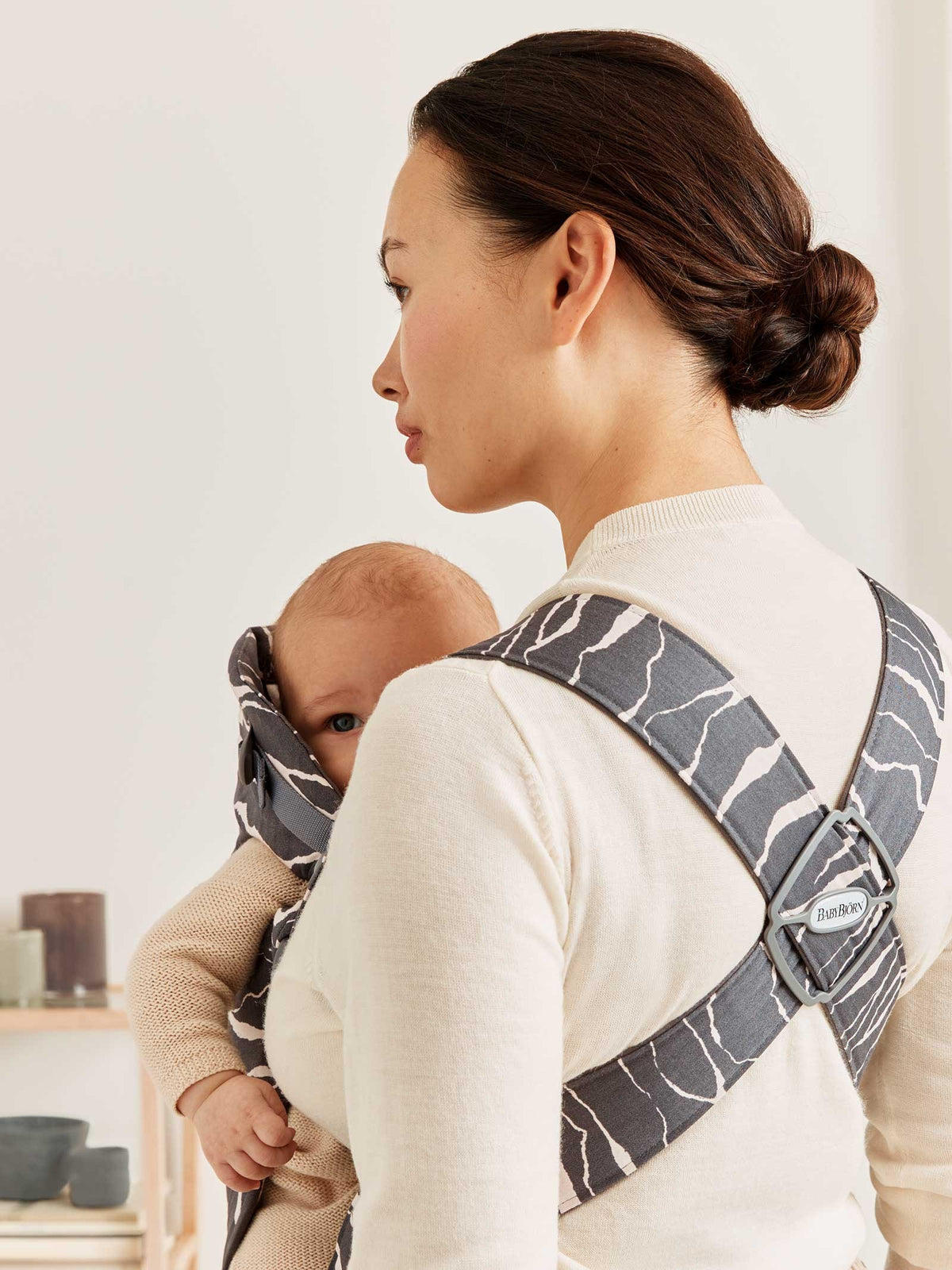 BabyBjorn - Marsupiu anatomic Mini, cu multiple pozitii de purtare, Anthracite/Landscape, Bumbac, Editie Limitata - gogobaby.ro