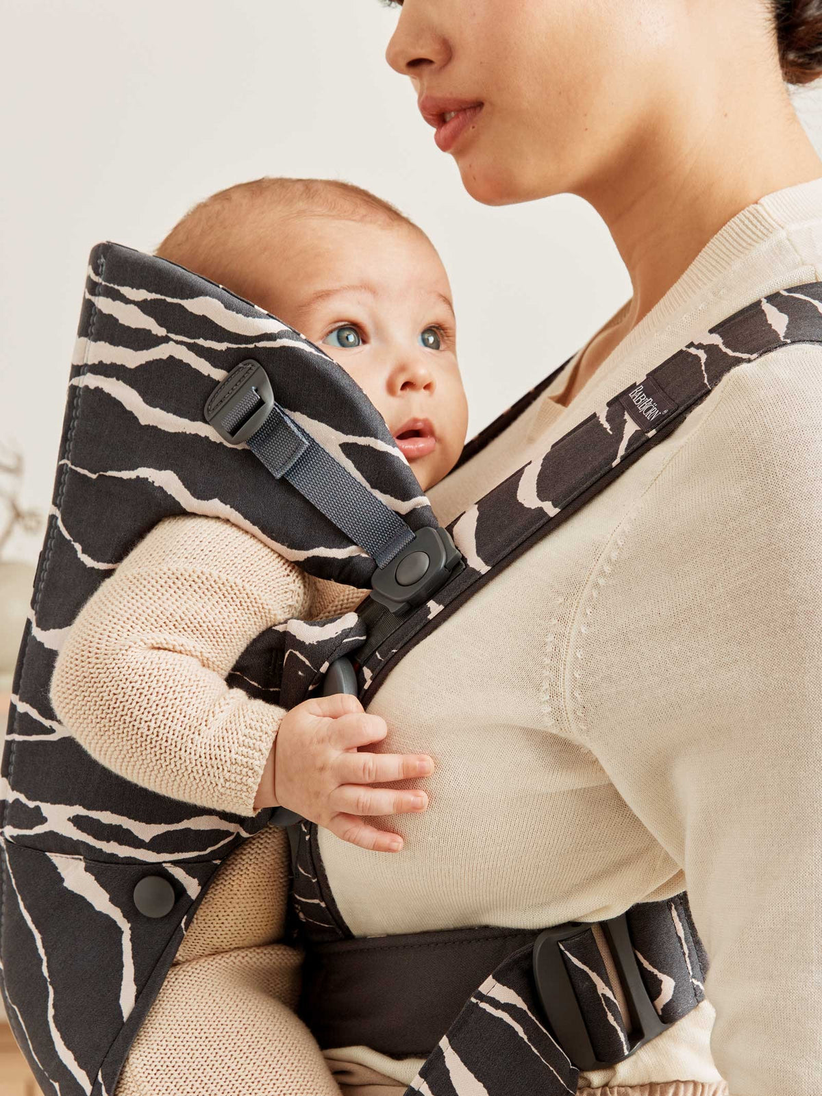 BabyBjorn - Marsupiu anatomic Mini, cu multiple pozitii de purtare, Anthracite/Landscape, Bumbac, Editie Limitata - gogobaby.ro