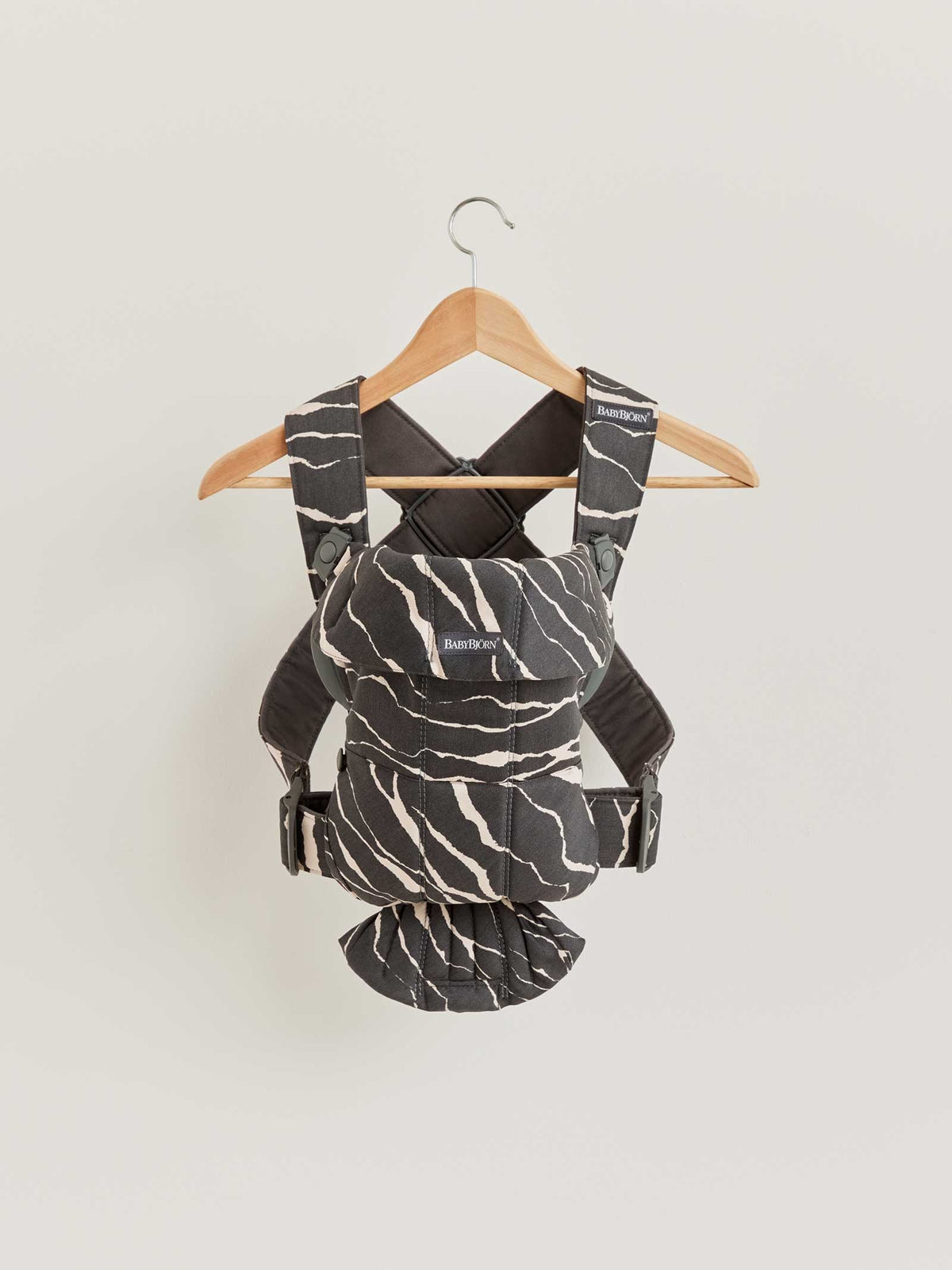BabyBjorn - Marsupiu anatomic Mini, cu multiple pozitii de purtare, Anthracite/Landscape, Bumbac, Editie Limitata - gogobaby.ro