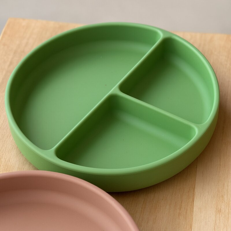 Farfurie compartimentata, Petite&Mars, Take&Match, Din silicon, Rotunda, Cu ventuza si 3 compartimente, Adecvata pentru masina de spalat vase si microunde, Nu absoarbe mirosuri, Fara BPA, 500 ml, 6 luni+, Sweet Pea, Verde