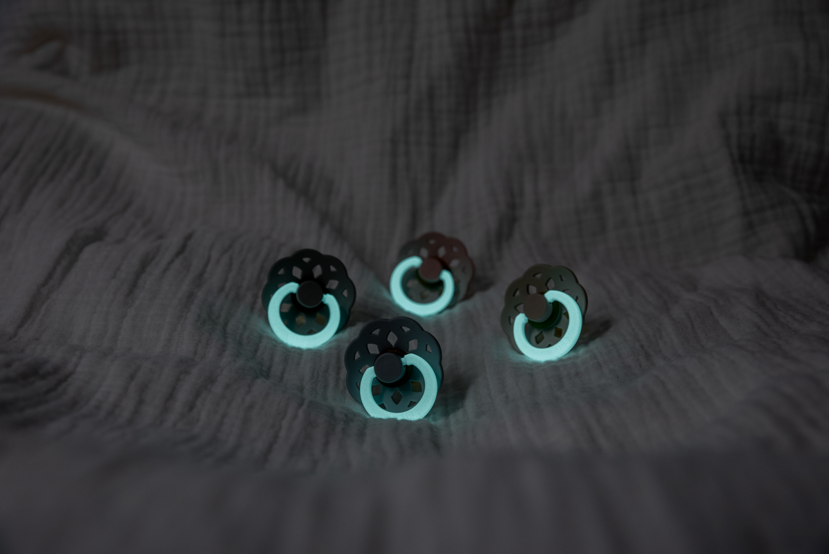 BIBS - Set 2 suzete fosforescente Colour Glow Latex, tetina rotunda, 6 luni +-Iron/Baby Blue