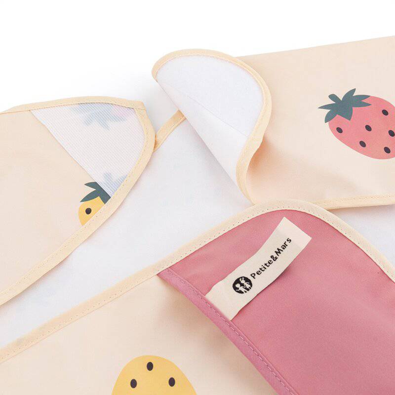 Baveta impermeabila, Petite&Mars, Cu maneci lungi, Usor de curatat, inchidere prin velcro, Dimensiune 38x42 cm, 24 luni+, Beige Strawberies - gogobaby.ro