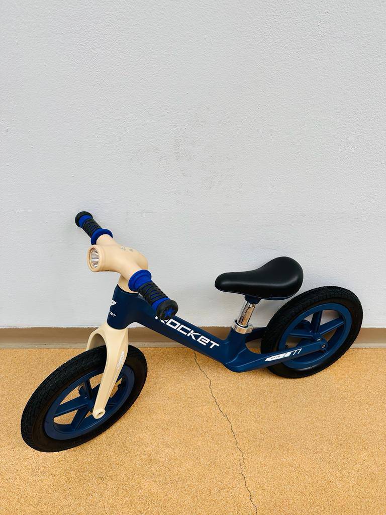 Bicicleta fara pedale ROCKET cu roti gonflabile , marime roti 12 inch si lumini, albastru - gogobaby.ro