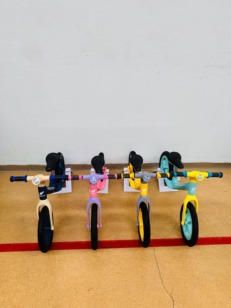 Bicicleta fara pedale ROCKET cu roti gonflabile , marime roti 12 inch si lumini, BLUE - gogobaby.ro