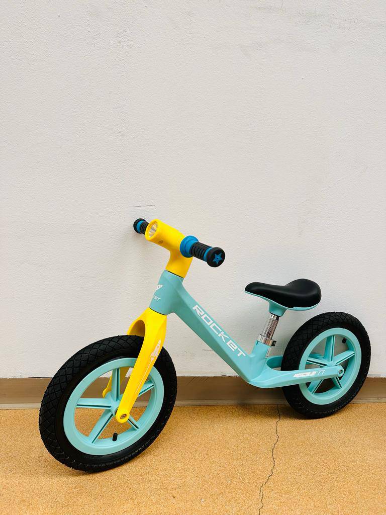 Bicicleta fara pedale ROCKET cu roti gonflabile , marime roti 12 inch si lumini, BLUE - gogobaby.ro
