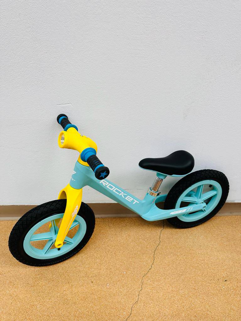 Bicicleta fara pedale ROCKET cu roti gonflabile , marime roti 12 inch si lumini, BLUE - gogobaby.ro