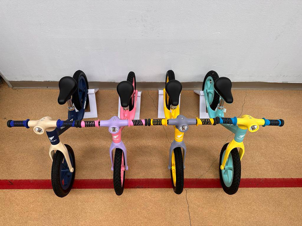 Bicicleta fara pedale ROCKET cu roti gonflabile , marime roti 12 inch si lumini, ROZ - gogobaby.ro